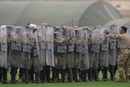 Arrestan a más de 20 personas tras primera noche de toque de queda por protestas en Los Ángeles