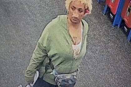 Arrestan a mujer de Texas por ocultar navajas de afeitar en barras de pan en tiendas de Mississippi