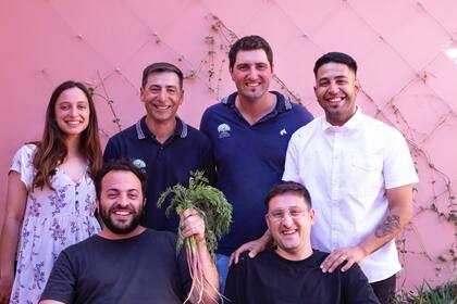 Arriba a la derecha, Agustina Peralta, ingeniera en Recursos Naturales Renovables; Roberto Carlos Jorge, de Huerta Roma; Mauro Gili, de Huerta Roma; Diego Tapia, Chef de Centauro; abajo, Emanuel Facello y Matías Bismach, founders de Centauro