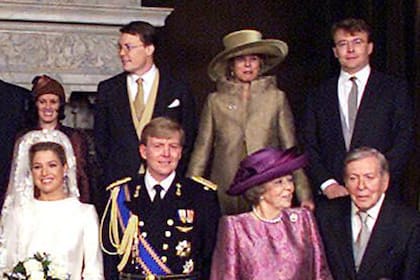Arriba a la derecha, el príncipe Friso en el casamiento de Máxima y Guillermo