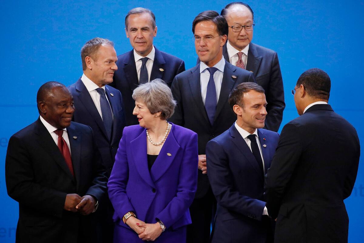 Arriba a la izquierda: Cyril Ramaphosa, Theresa May, Emmanuel Macron, Macky Sall. En el centro: a la izquierda, Donald Tusk y Mark Rutte. Top, from left, are Mark Carney y Jim Yong Kim