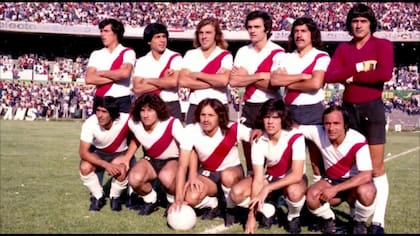 Arriba, a la izquierda: la única imagen de Passarella en el video institucional de River por los 120 años