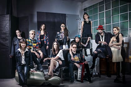 Arriba, Agustina Dubié, Sofía Sarkany, Miss Bolivia, Nat Cekauskas, Catarina Spinetta, Dante Spinetta, Noel Romero. Abajo: Evangelina Bomparola, Emmanuel Horvilleur, María Eugenia Farrell, Nico Cota