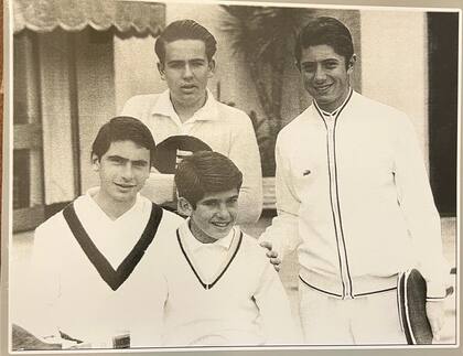 Arriba: Angel Molinari y Guillermo Vilas. Abajo: Roby Graetz y Rafael González Bosch, equipo del Buenos Aires Lawn Tennis Club campeón en 1965