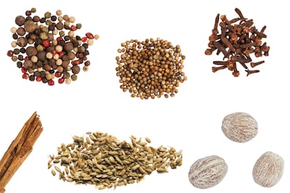 Arriba, de izq. a derecha: pimientas de distintos colores, coriandro, clavo de olor, canela, semillas de hinojo y nuez moscada, un elenco muy completo que incluye semillas, frutos, flores y cortezas.