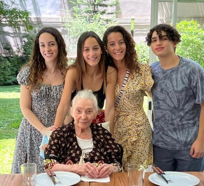 Arriba (de izquierda a derecha): Chiara, Cindy y Nicole Alhadeff y Tomás
Abajo; su abuela, Lily Soriano de Alhadeff