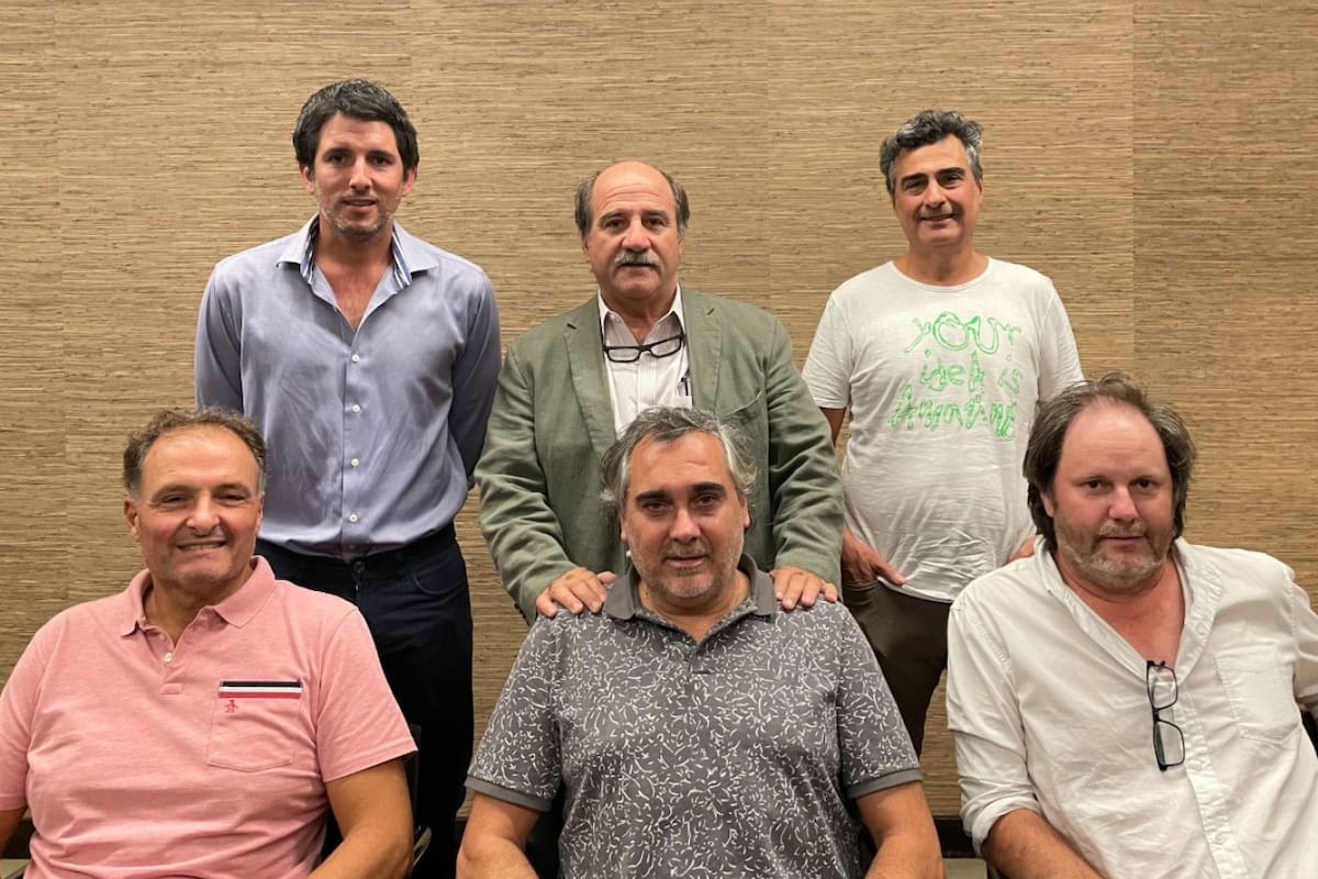 Arriba, de izquierda a derecha: Kevin Donnelly, Francisco "Pancho" García-Mansilla, Blas Briceño. Abajo, de izquierda a derecha: Adrián Bruno, Santiago Gil (director de Albor) y Matías Tiscornia (vicepresidente de Finnegans)