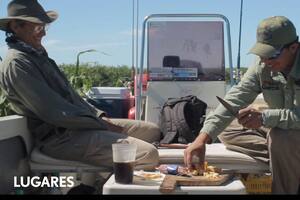 Arriba de la lancha, Tulio Mochi y Matías Segovia comparten un día de pesca entre charla y picada. Uno de los tantos momentos del film Reflejo de un pescador.
