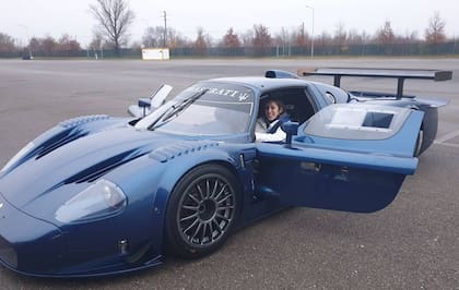 Arriba de un Maserati, otro de los autos que más le gustan
