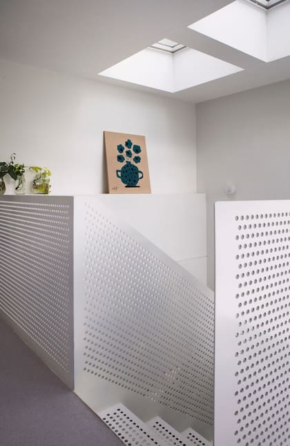 Arriba del hueco de la escalera, dos ventanas de techo Velux con panel solar se abren y cierran solas según el clima