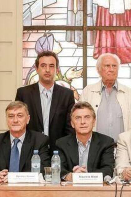 Arriba: Javkin, Solanas, Tumini, De Gennaro y monseñor Lozano. 
Abajo: Binner, Macri, Sanz, Massa y Stolbizer