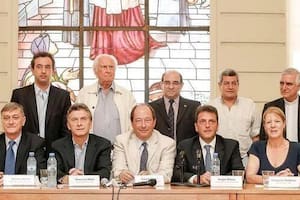 Arriba: Javkin, Solanas, Tumini, De Gennaro y monseñor Lozano.
Abajo: Binner, Macri, Sanz, Massa y Stolbizer