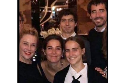 Arriba, los cuñados Agustín Goldenhorn y Nacho Viale. Abajo, Marcela Tinayre, Juana Viale y Ámbar de Benedictis
