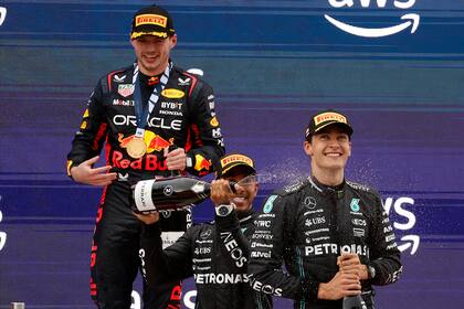 Arriba, Max Verstappen como el gran dominador del Gran Premio de España; abajo, Lewis Hamilton y  George Russell celebran el mejor resultado de Mercedes en el año