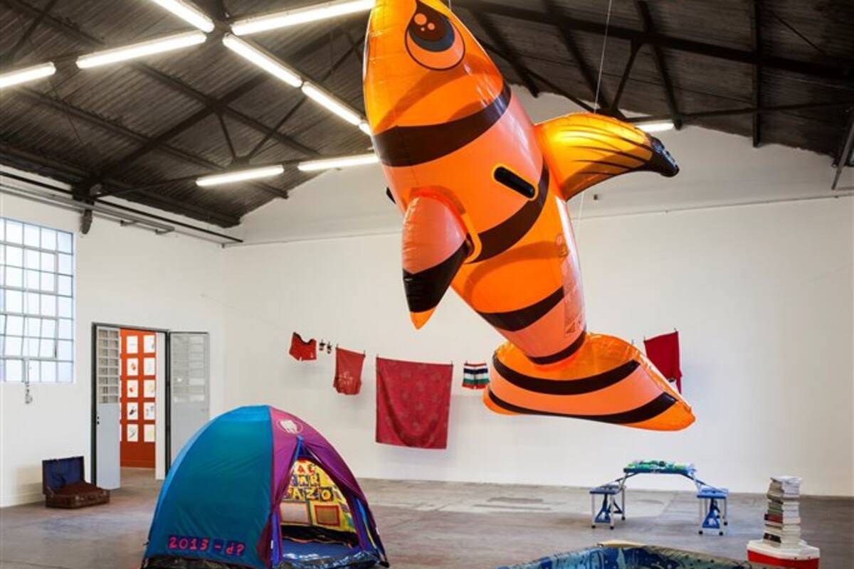 Arriba: obras con citas a Tracey Emin y Jeff Koons. Abajo: una "conservadora" con libros de inspiración marxista