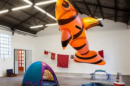 Arriba: obras con citas a Tracey Emin y Jeff Koons. Abajo: una "conservadora" con libros de inspiración marxista