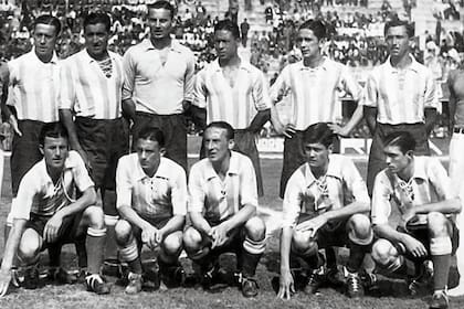 La formación argentina en el partido con Suecia en Italia 34; arriba, Pedevilla, Bellis, Freschi, Nehin, Urbieta Sosa y Arcadio López; abajo, Rua, Wilde, Devincenzi, Galateo e Irañeta.