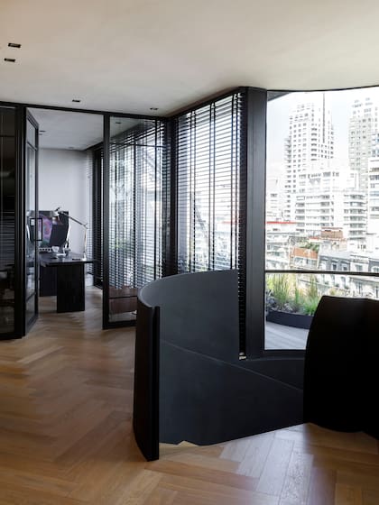 Arriba se ubicó el espacio de trabajo del dueño de casa, con cerramiento vidriado y escritorio enchapado en paraíso lustrado a poro abierto (Estudio Cali Herrera).