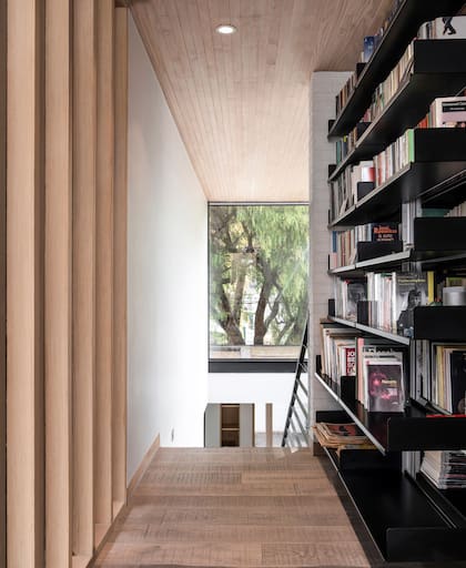 Arriba, una biblioteca más; en este caso, para guardar libros.