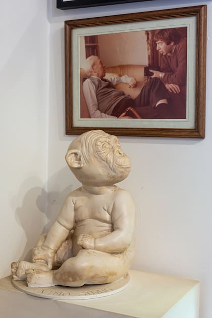 Arriba, una foto de Levinas en su juventud, entrevistando a Jorge Luis Borges. Sobre una tarima en su living, la escultura El mono bebé, de Lorena Guzmán.