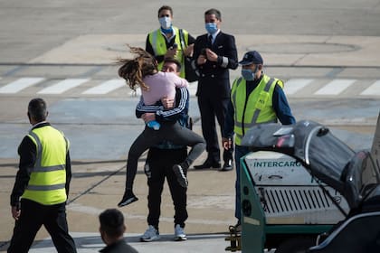 Messi llega al aeropuerto de Rosario y recibe el efusivo abrazo de su esposa, Antonella Roccuzzo; en el vuelo privado, estuvo acompañado por Lo Celso y Di María. Crédito: Marcelo Manera