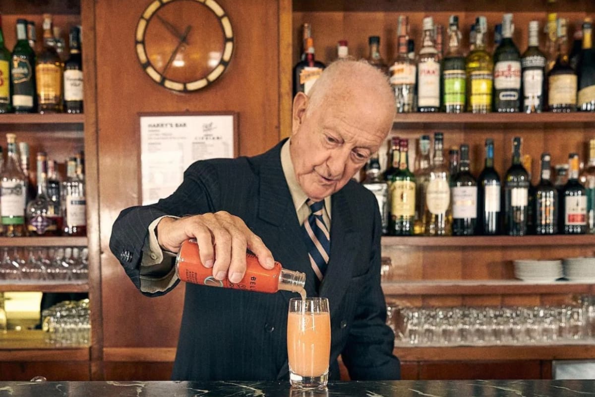 Arrigo Cipriani, heredero de Harry’s Bar, sirve un Bellini