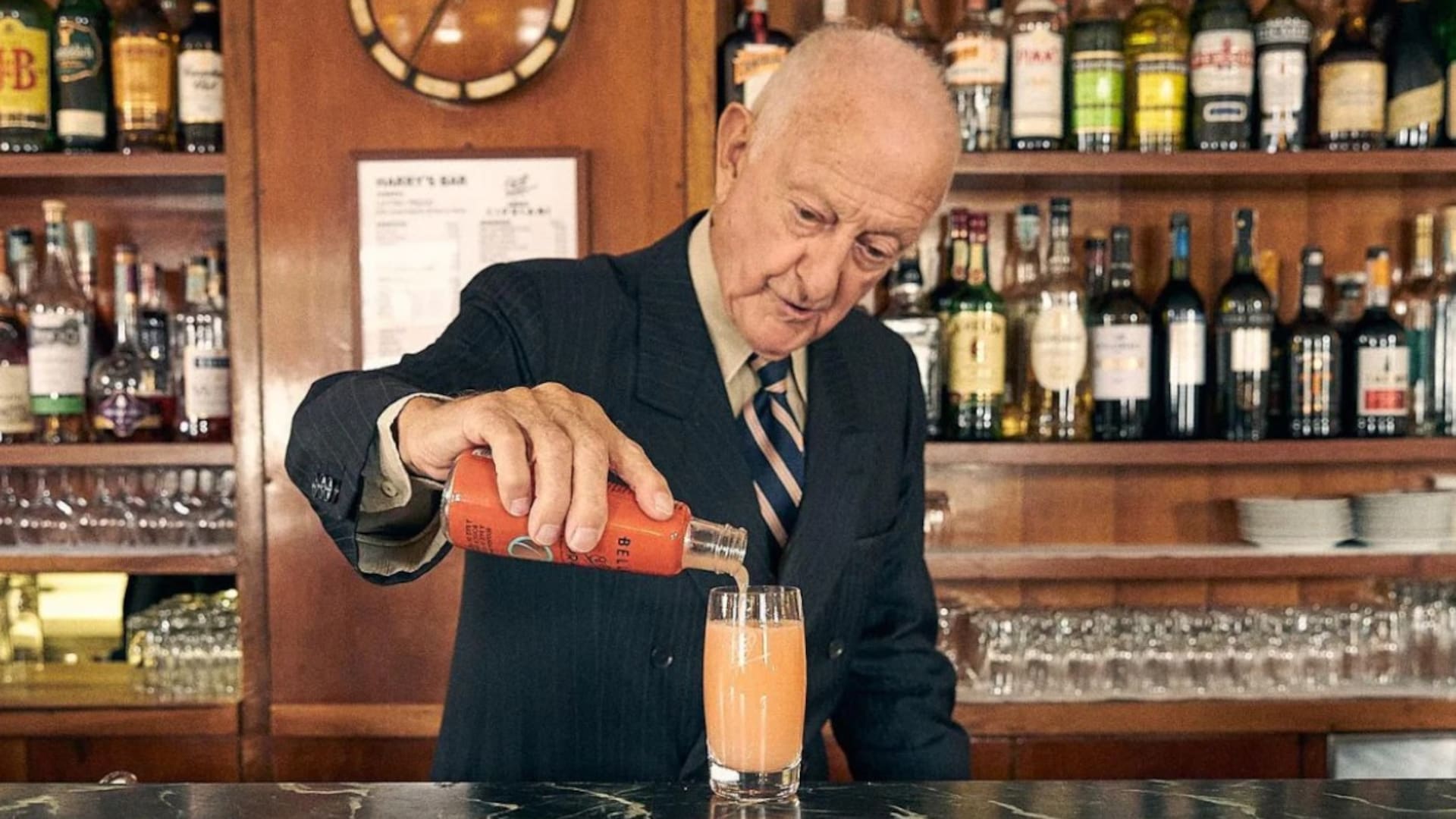 Arrigo Cipriani, heredero de Harry’s Bar, sirve un Bellini