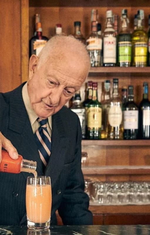 Arrigo Cipriani, heredero de Harry’s Bar, sirve un Bellini