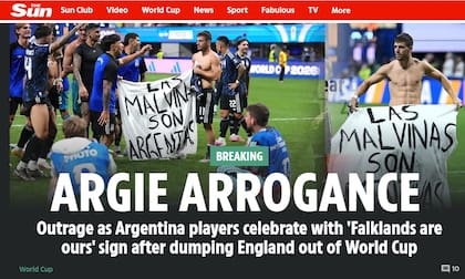 "Arrogancia argentina", tituló el portal del británico The Sun, con la imagen de los jugadores con la bandera "Las Malvinas son argentinas"