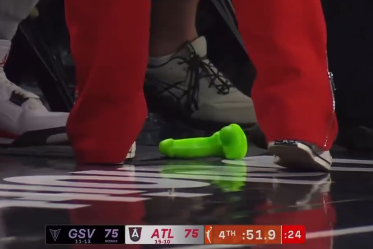 Arrojan juguetes sexuales durante un partido de la WNBA, la liga profesional de básquetbol femenino de Estados Unidos