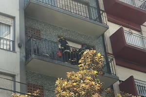 Arrojó una colilla de cigarrillo encendida y provocó un incendio en el balcón de un vecino.