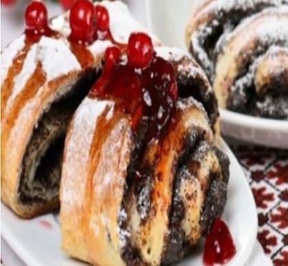 Arrollado de amapola y manzana con masa de manteca