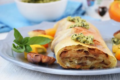 Arrollado de masa filo relleno de berenjena.
