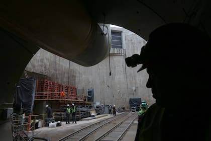 A medida que avanzaba, la máquina de origen alemán ( Tunnel Boring Machine) formaba un túnel de 5,3 metros de diámetro a 20 metros bajo tierra