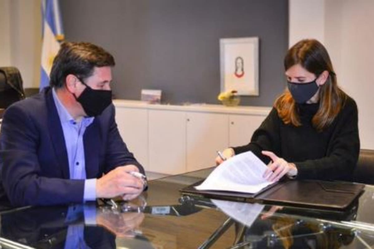 Arroyo y Raverta firmaron un convenio para ampliar el padrón de los beneficiarios de la Tarjeta Alimentar