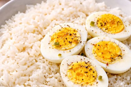 Arroz con huevo: la combinación simple que aporta proteínas comparables a la carne roja, según expertos (Foto: imagen ilustrativa con IA)