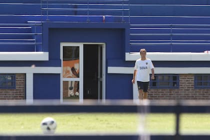 Arruabarrena, ayer por la mañana, saliendo al campo de juego del complejo Pedro Pompilio