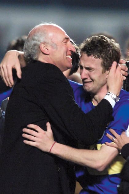 Arruabarrena llora de emoción junto a Carlos Bianchi después de ganar la Copa Libertadores de 2000