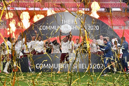 Arsenal levanta otro título, el primero de la temporada en el fútbol inglés