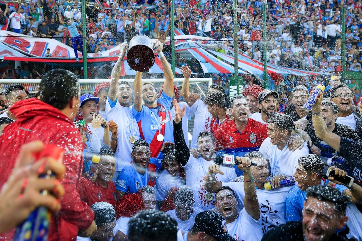 Arsenal se consagró campeón y volvió a primera