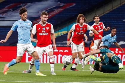 Arsenal se hizo fuerte en la eficacia de Pierre-Emerick Aubameyang y las atajadas de Emiliano Martínez.