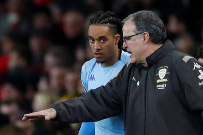 Arsenal v Leeds United - Emirates Stadium, Londres, Gran Bretaña - 6 de enero de 2020 Helders Costa del Leeds United con el técnico Marcelo Bielsa mientras espera ser sustituido REUTERS / Eddie Keogh