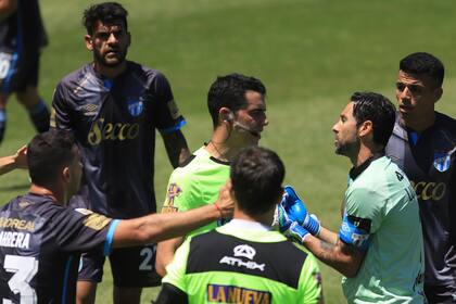 La protesta de los jugadores de Atlético Tucumán sobre el juez del partido. El gol de Arsenal no debió ser convalidado
