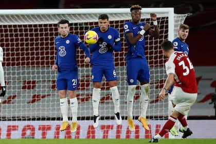 El suizo Granit Xhaka ya impactó la pelota, que ingresará en el arco de Chelsea y será el segundo gol de Arsenal. Los Gunners consiguieron una victoria balsámica al ganar por 3-1 en el Emirates Stadium.