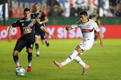 Juan Ramírez ya remató de zurda. Será el primer gol de San Lorenzo.