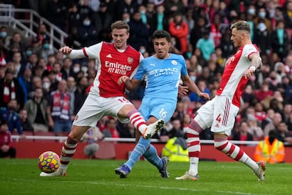 Arsenal y Manchester City se disputan el trofeo de la Premier League de Inglaterra 2022-23