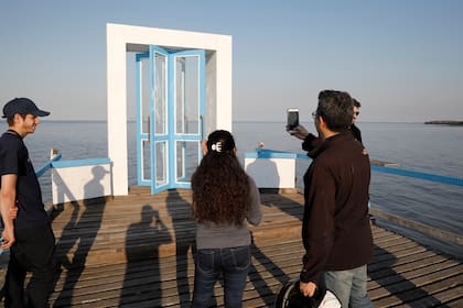 Una puerta giratoria al final del muelle, de Eduardo Basualdo, en la reciente Art Basel Cities Buenos Aires