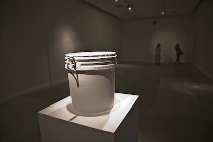 Sala intervenida por Sasha Minovich, otro de los artistas que trabajaron en el taller de la bienal