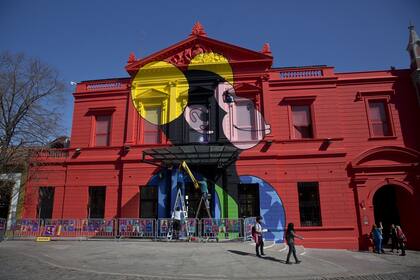 La fachada del Recoleta, intervenida por la mona creada por Edgardo Giménez