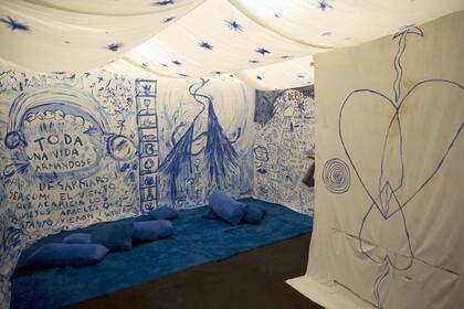 Instalación de Micaela Piñero producida en el taller de la bienal